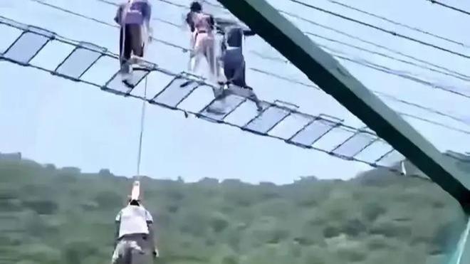 天津景区一游客坠亡，真的太可怕了，吊着死了