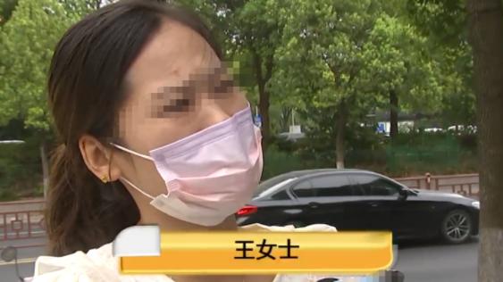 浙江杭州，一位父亲带着女儿到一家儿童游乐场里玩耍