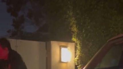 徐帆|冯小刚被曝移民美国，与妻子豪宅外送客，养女徐朵模样大变超漂亮