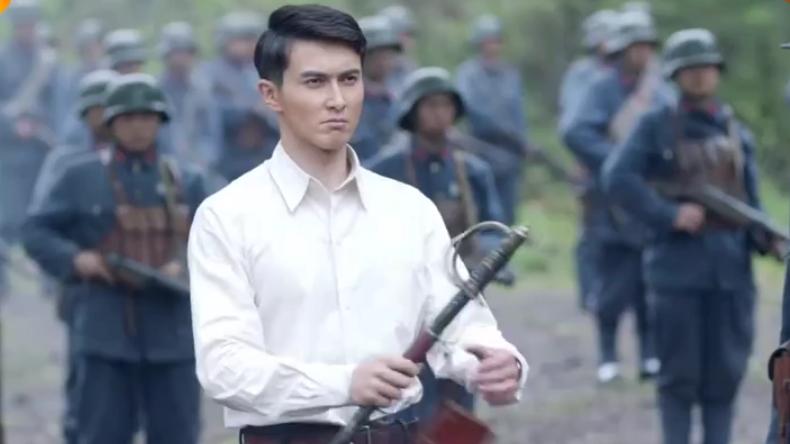 亮剑|亮剑：穿着白衬衣，挥着指挥刀，你说这就叫“冲锋”了？