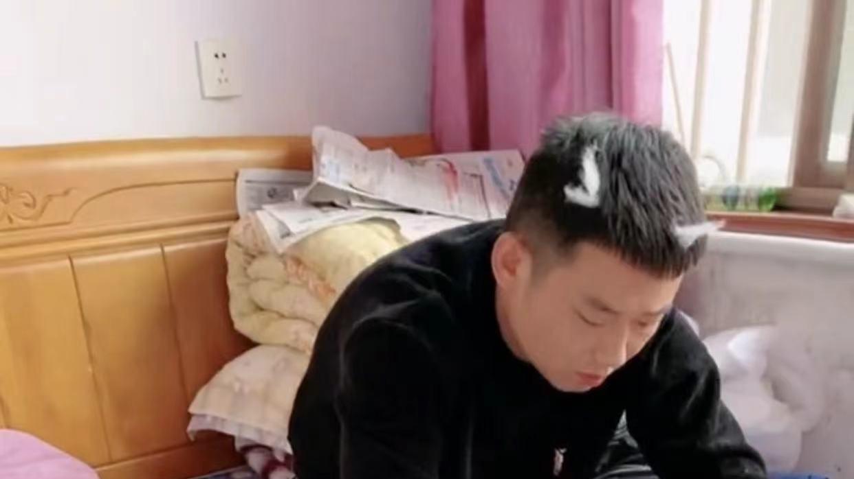 男子为妻儿缝制新棉袄，动作娴熟令人感慨，网友：这是得了真传