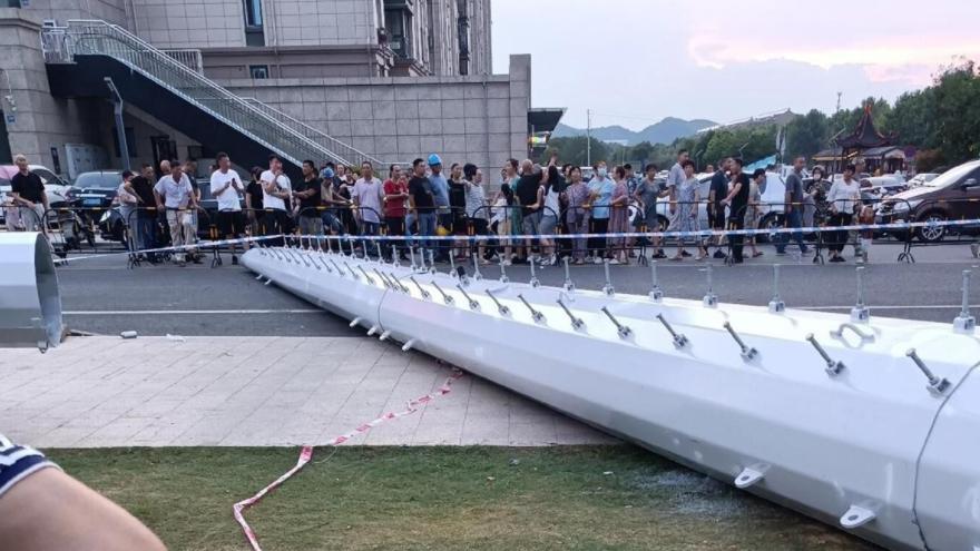 痛心！江苏一大型路灯塔安装时倾倒，1名工人高空坠落不幸身亡