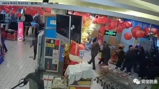 老人抢购鸡蛋摔残向超市索赔13万！法院：赔偿5.8万