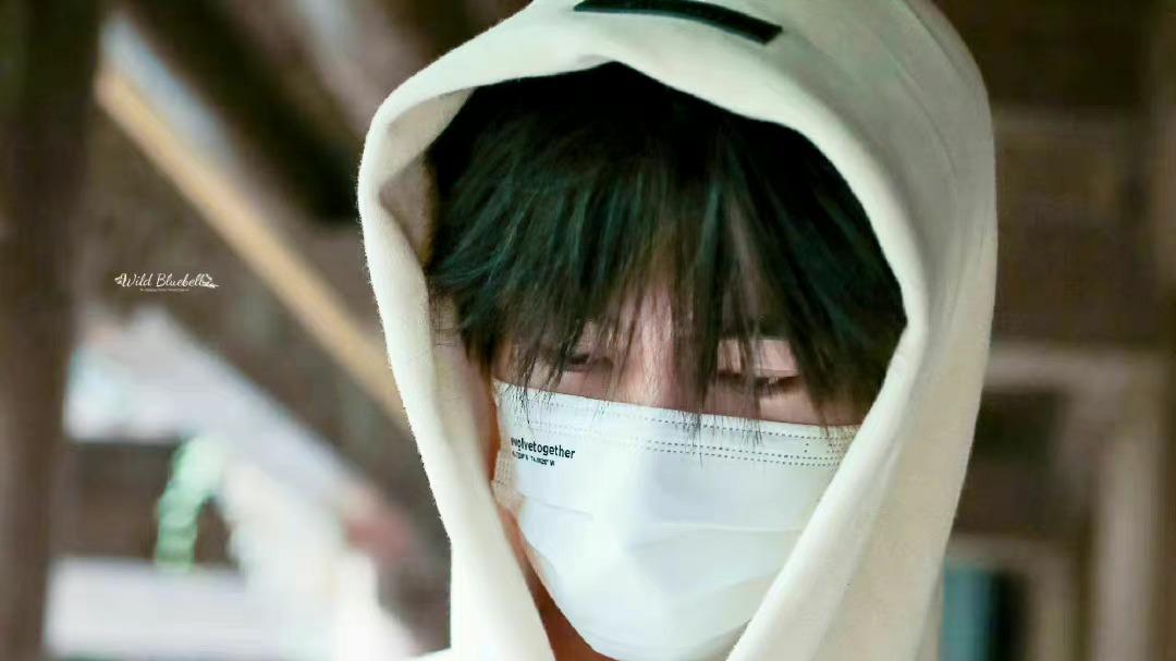 配音|张凌赫《宁安如梦》配音路透，白色连帽卫衣，干净清爽的小哥哥