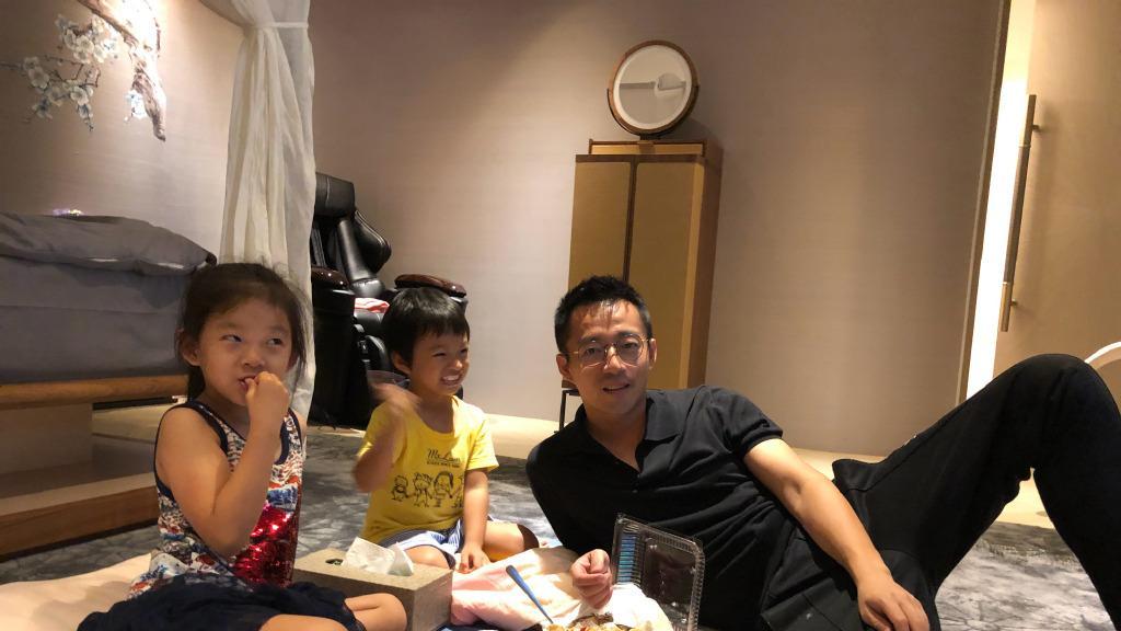 大S|大S对儿女不管不顾？同学家长曝细节，孩子哭时只找保姆不要大S