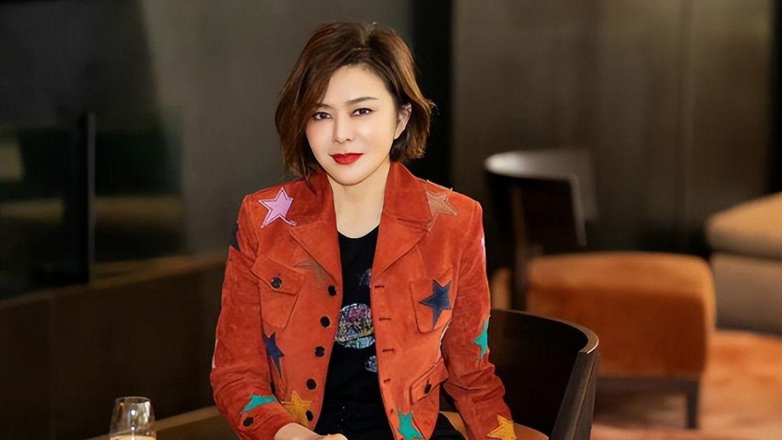 关之琳|关之琳拍卖私人珍藏的珠宝，部分收益用于做慈善，引发网友的热议