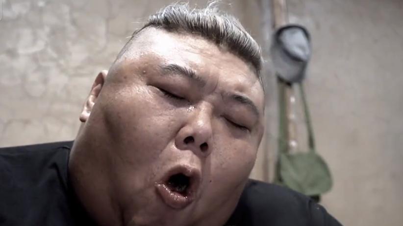 美丽 网红“胖猴仔”被质疑复胖，放肆啃猪肘，网友：取关，怕成为帮凶
