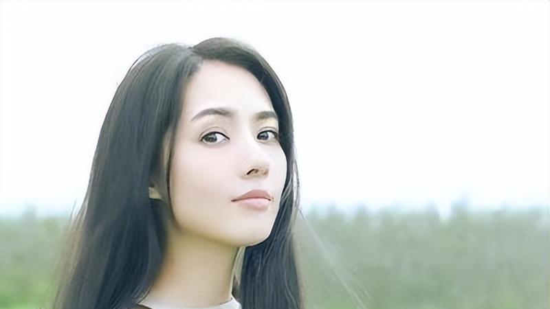 流行|大波浪不流行了？黑长直才显气质，看看娱乐圈留黑长直的女明星