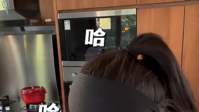 谢娜|谢娜素颜为老公孩子做烤肉，牛排骨比脸还大