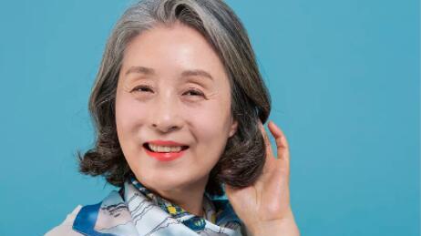 60岁大妈不顾家人反对，坚持要去整容，结果落得众叛亲离的下场