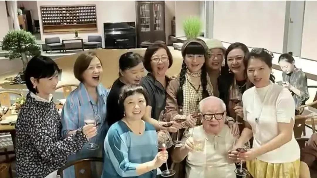 聚会|张国立，带老婆参加《红楼梦》聚会，吃日料喝洋酒很快乐