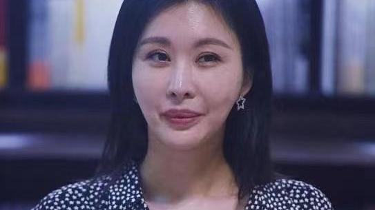 穿衣搭配 田朴珺的脸也僵了，现身新书发布会打扮却太小女人，嘴巴也凸了