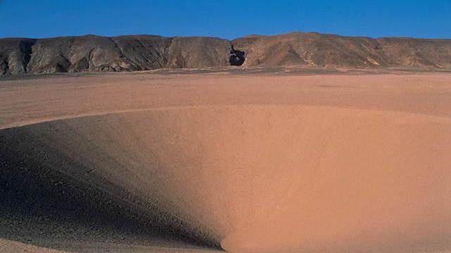 撒哈拉沙漠有多深？如果挖空沙子下面有什么？