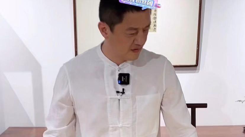 李亚鹏|50岁李亚鹏直播显憔悴，眼袋突出老态明显，网友要求关闭打赏！