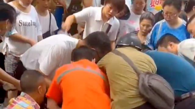 16岁小伙蜜雪冰城奶茶“卡喉”身亡，送到ICU未救活，猝死原因已找到