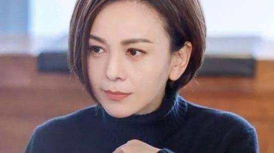 王琳|52岁王琳与外国男贴身热舞，穿紧身裙大秀好身材，状态极佳似少女