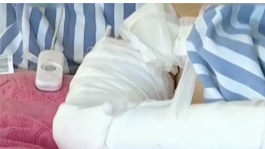 浙江杭州，一男子和朋友去KTV唱歌，并点了几名异性服侍