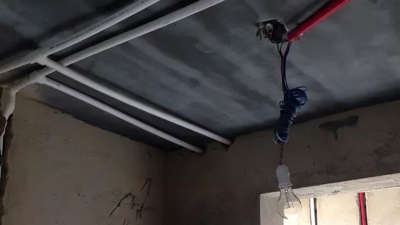 装修公司非要水管走顶，一算账我傻眼了，多亏请教了水电师傅 ！