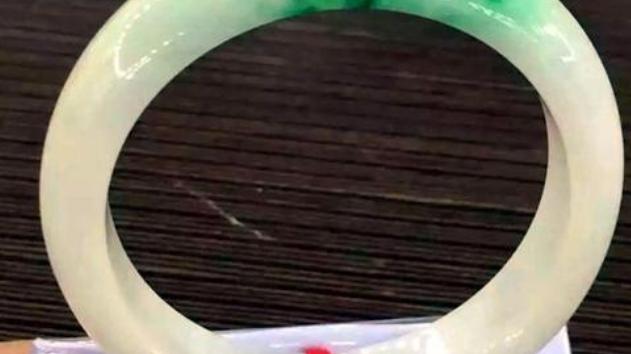 翡翠手镯|喜欢收藏的人，会把翡翠视为珍宝，可为何市场上用纸包手镯？