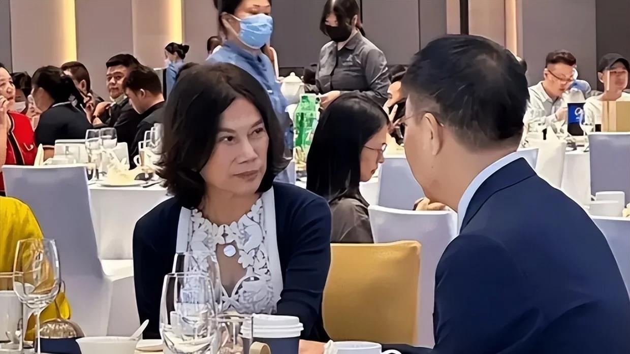 董明珠婚宴被人搂肩搭讪，该女子身份曝光后网友直呼离谱