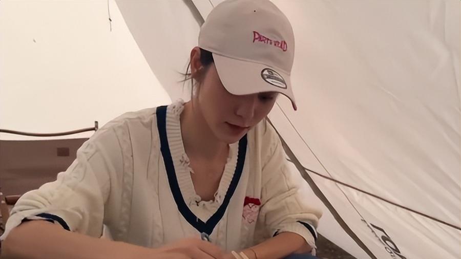 杨幂|林峯夫妇带女儿野外烧烤，亲密喂食大秀恩爱，贴身搂抱草地上翻滚