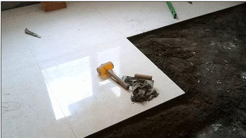 原来铺地砖还分干铺和湿铺！看完这价格和铺法，大多数人都搞错了