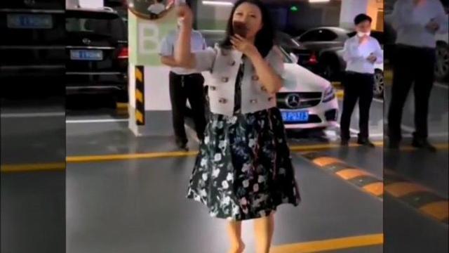 深圳女子开宾利堵自家车位，网友：支持维权，但她丈夫是做什么的