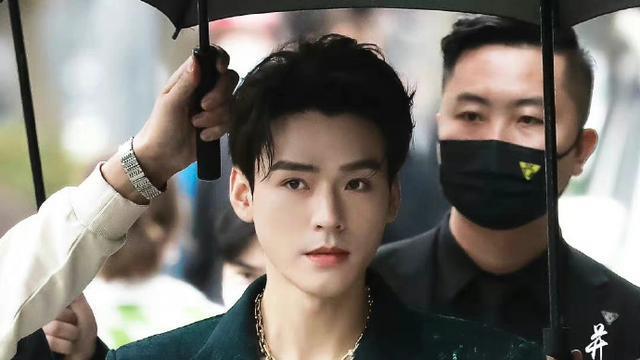 刘雯|群嘲与群夸？让刘昊然夸没长大的周冬雨，网友：刘雯真冷艳高贵！