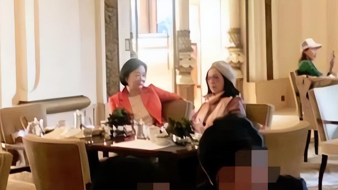 林青霞|68岁林青霞家罕见下厨煮面！手拿铁勺显霸气，夹面条动作十分麻利