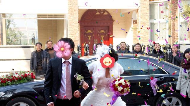 男子发现妻子后背有刺青，当场提出退婚，妻子：以前年龄小不懂事