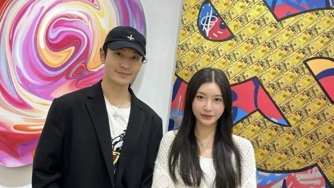 黄晓明|黄晓明叶珂恋情再添实锤，为避嫌与好友分开合影，网友：好般配