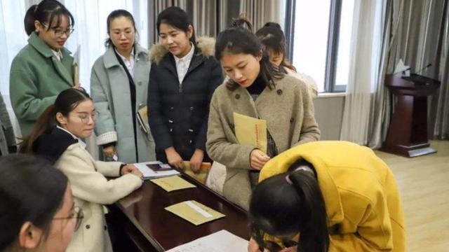 大学生|中国石油公布拟录用名单，名校生更偏爱名企，背后原因可不一般