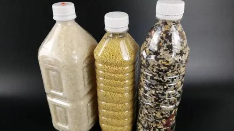 喝完的矿泉水瓶别扔了，放厨房有大用处，装粮食腌菜，好用还省钱