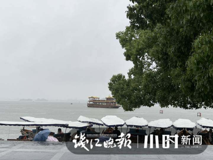 |烟雨西湖美得不像话！假期最后一天，你在哪里逛呀