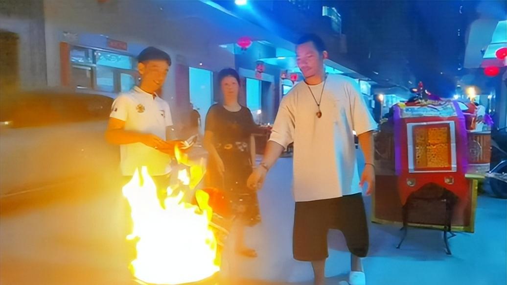 托尼-贾|巨星托尼贾回潮汕农村探亲！骑破旧单车出门逛，和小孩坐地上玩闹