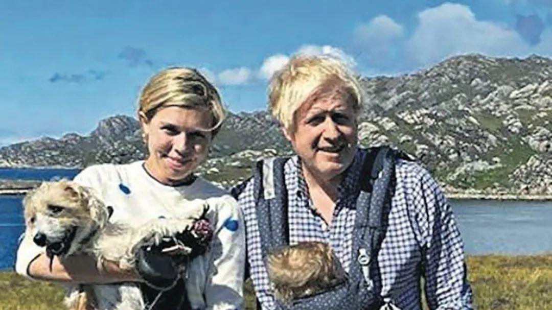 鲍里斯·约翰逊|32岁英第一夫人产后惊艳，四肢纤细身段妙，4个月儿子鸡窝头可爱