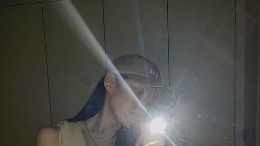 徐玄|31岁少女时代徐贤，身材瘦到能露出肋骨，但腹肌却格外强壮