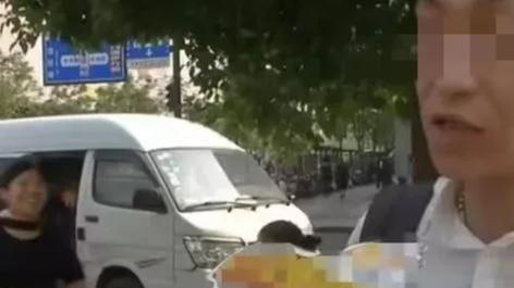 吴先生在某店买了四张肉脯，谁知道结账时花了243元!