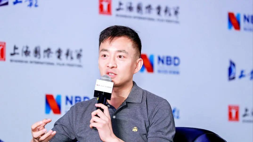 亚宁|央视主持亚宁：前途光明却退居幕后，53岁成总裁，头发全白未成家