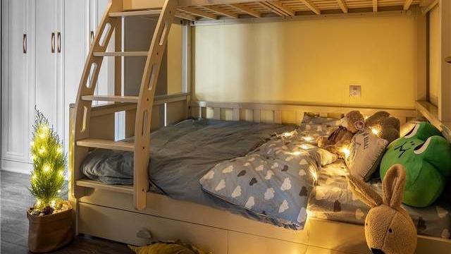 120平混搭风三居室，餐厅利用墙面定制到顶的储物柜太实用了