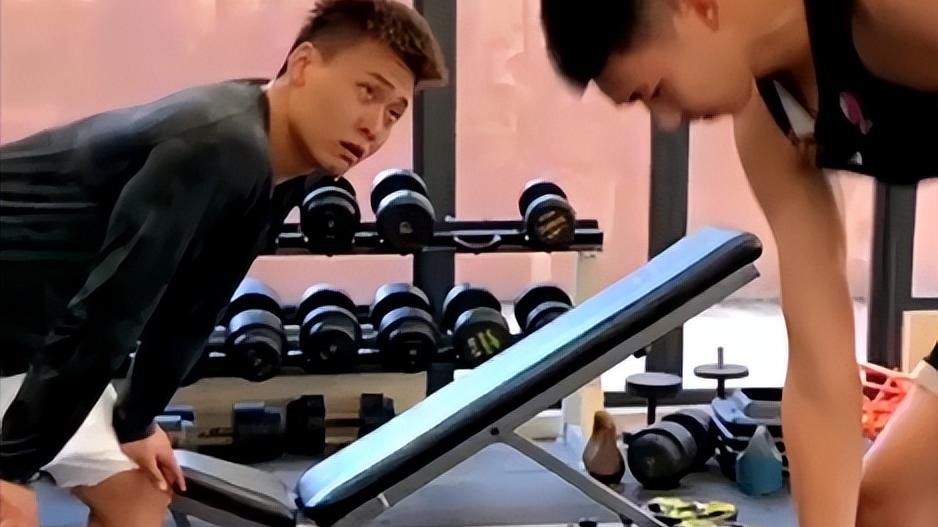 广东男篮|广东宏远热身赛开打！张昊连飙3记三分，2.26米小姚明统治篮下