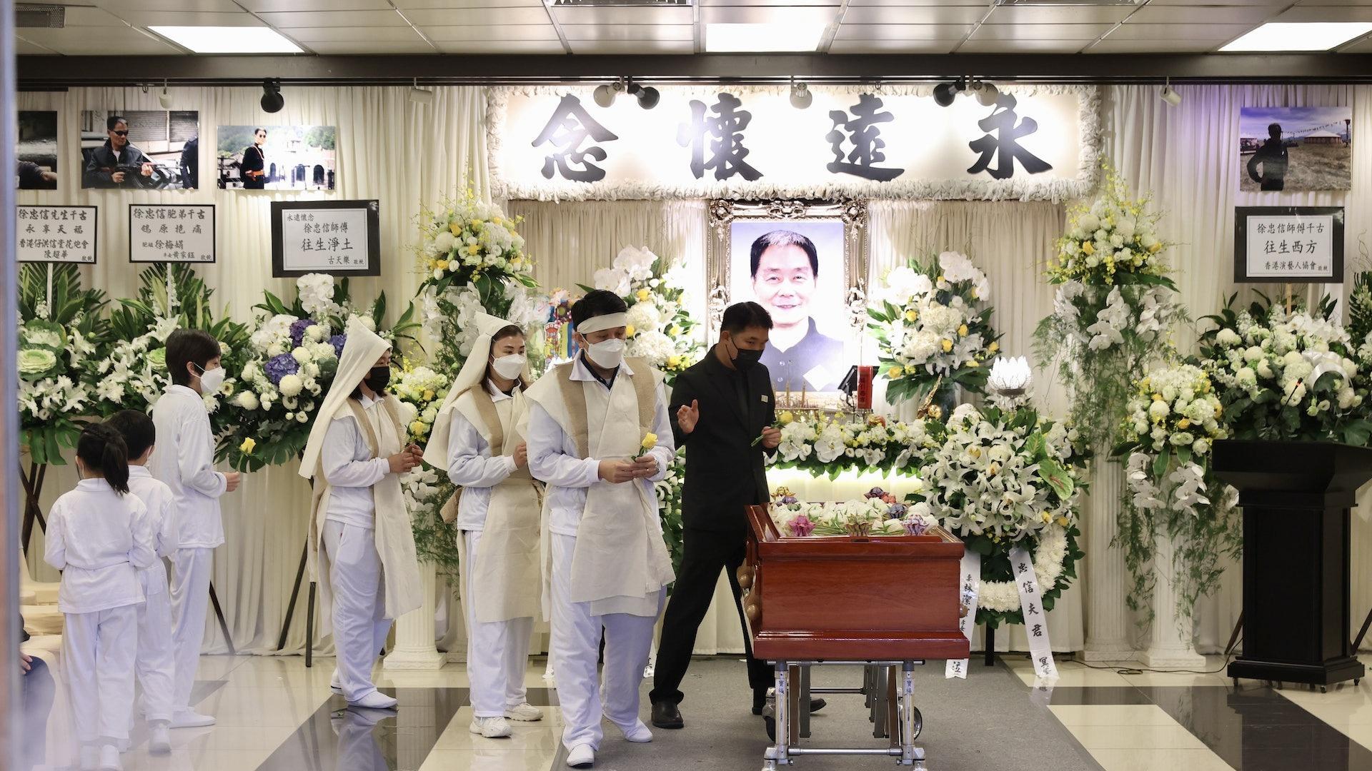 徐忠信|徐忠信葬礼，钱小豪林家栋，为其扶灵柩，众人冒雨送别神色哀伤