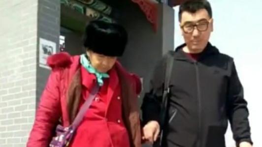 马玉琴夫妇去亲戚家蹭饭，俩人霸占一盘子肘子，网友：真自私