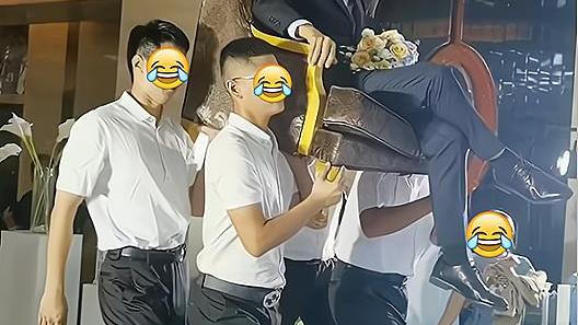 替他尴尬！湖北一婚礼现场，新郎坐沙发被4人抬进场，亲友沉默了