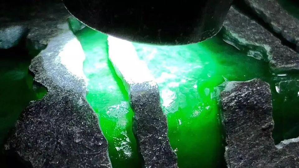 翡翠|顶着38度暴晒从缅甸带回的两块赌石，一刀开出满色阳绿翡翠，值了！