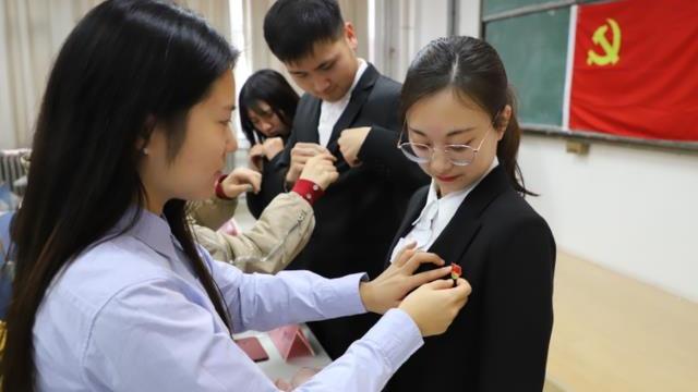 大学生|大学生想要入党，决定权在辅导员手里还是党支书？可别找错人了