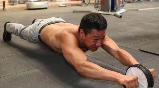 抗衰老|63岁年龄36岁体魄：张丰毅的腱子肉不输小年轻，健腹轮才是抗衰老