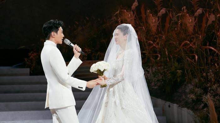 陈小春|陈小春对X-leader溢出屏幕的狂热！应采儿吐槽：大合照都要比X