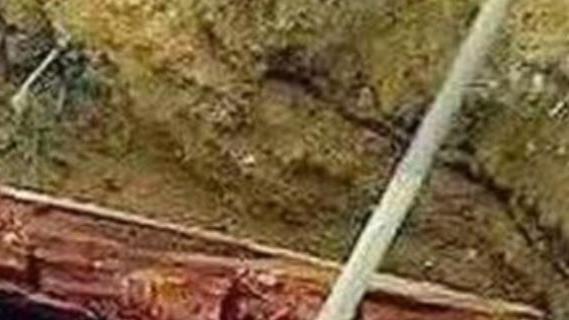 2003年，内蒙古出土血红棺材，掀开女尸面纱后考古人员：危险，撤