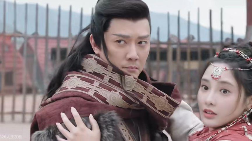 冯绍峰|《星河长明》冯绍峰像彭小苒的爹！被男二朱正廷颜值碾压？